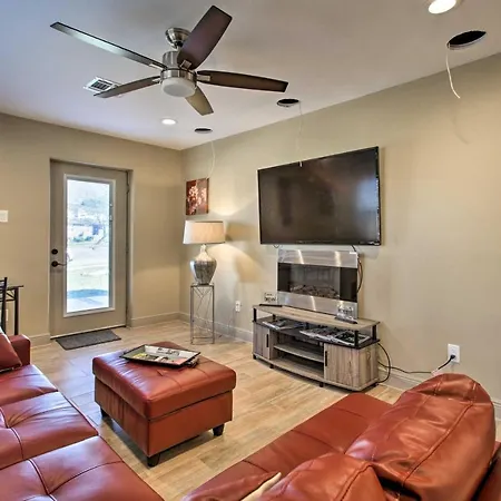 Holiday home Walk To Park: Contemporary Nola *