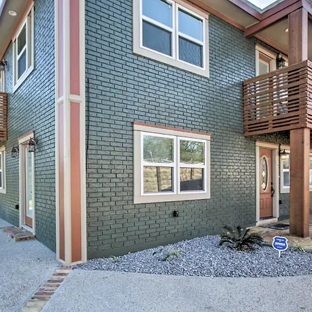Walk To Park: Contemporary Nola Holiday home