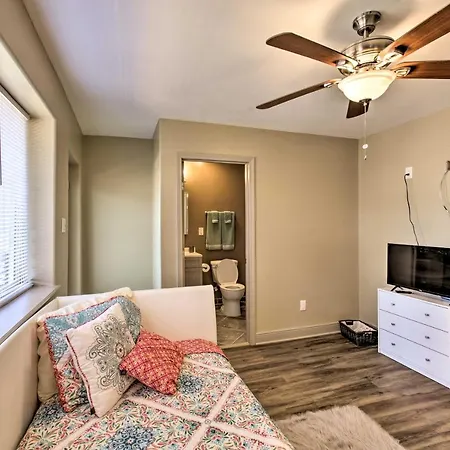 Holiday home Walk To Park: Contemporary Nola