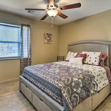 Holiday home Walk To Park: Contemporary Nola
