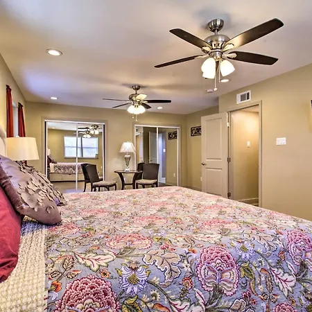 Walk To Park: Contemporary Nola Holiday home
