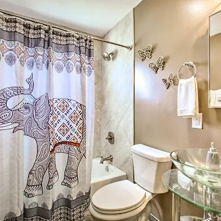 Holiday home Walk To Park: Contemporary Nola *
