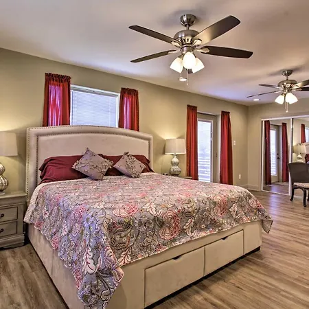 Holiday home Walk To Park: Contemporary Nola *