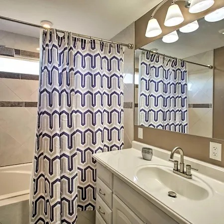 Walk To Park: Contemporary Nola Holiday home