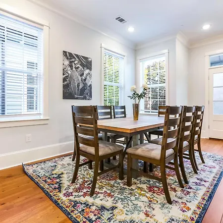 Apartment Stunning 4br-5br Near French Quarter Homes By Hosteeva