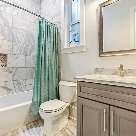 Apartment Stunning 4br-5br Near French Quarter Homes By Hosteeva
