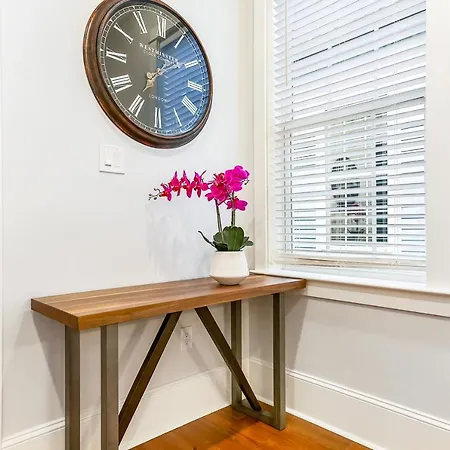 Apartment Stunning 4br-5br Near French Quarter Homes By Hosteeva