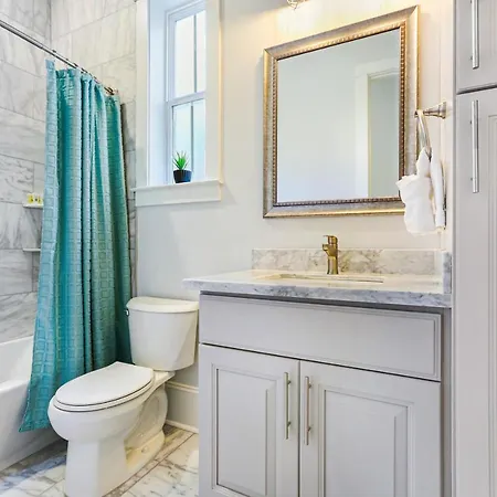 Modern 5 Bedroom - Large Pool - Near Everything * New Orleans