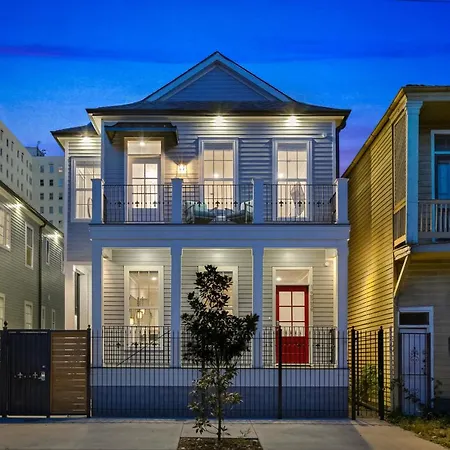Modern 5 Bedroom - Large Pool - Near Everything Apartment
