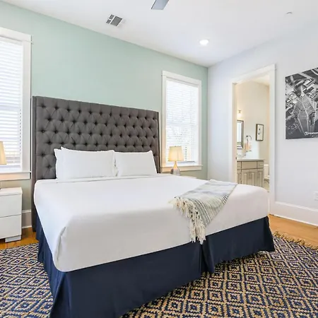Modern 5 Bedroom - Large Pool - Near Everything Apartment *