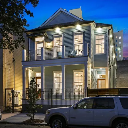 Apartment Modern 5 Bedroom - Large Pool - Near Everything New Orleans