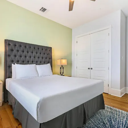Modern 5 Bedroom - Large Pool - Near Everything New Orleans