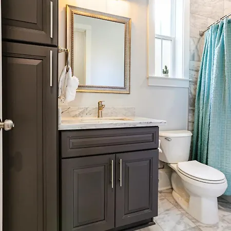 Modern 5 Bedroom - Large Pool - Near Everything New Orleans