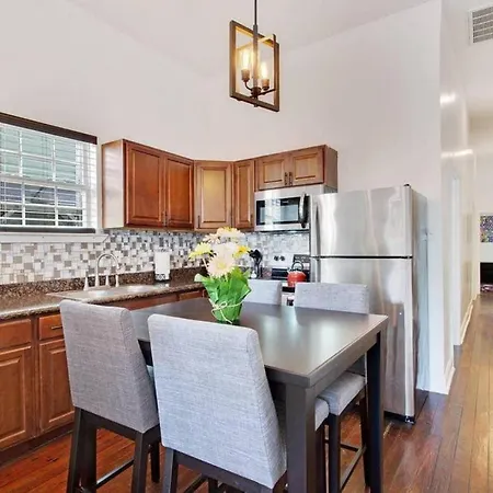 Gorgeous Historical Gem Near French Quarter Bed & Breakfast
