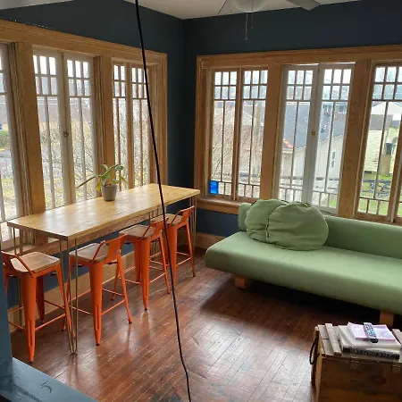 Uptown Treehouse Apartment *