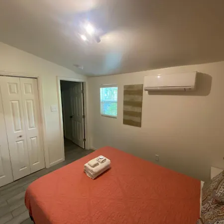 One Bedroom With Hot Tub 2 Blocks To Magazine Street New Orleans