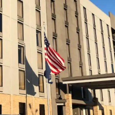 Country & By Radisson, I-10 East, La Hotel 3*