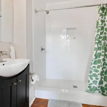 Montgomery House 4*