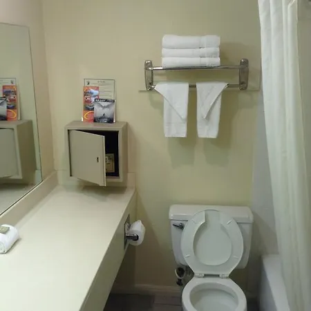 Super 8 By Wyndham New Orleans