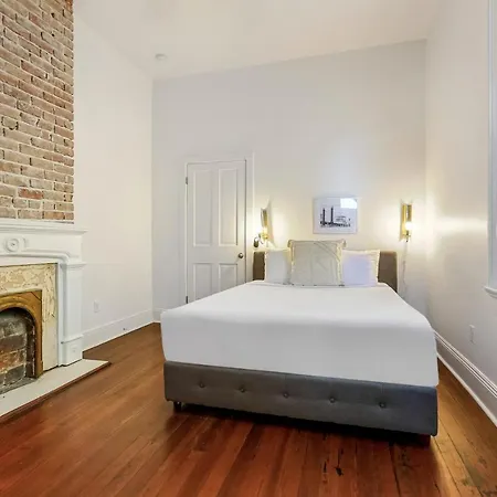 Private 2br In Uptown By Hosteeva