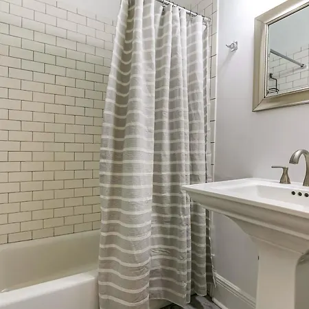 Private 2br In Uptown By Hosteeva Apartment