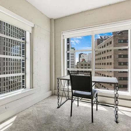 Modern & Fully Furnished In The Heart Of The Apartment