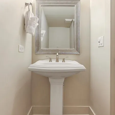 Apartment 2 Bedroom Elegant In Downtown