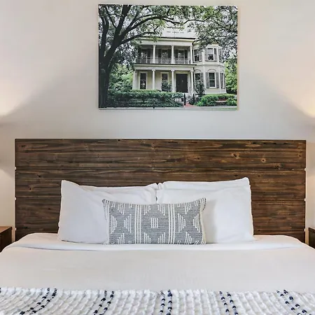 2 Bedroom Elegant In Downtown