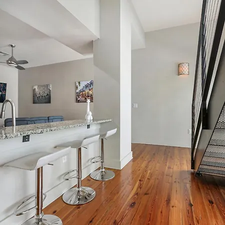 2 Bedroom Elegant In Downtown Apartment *