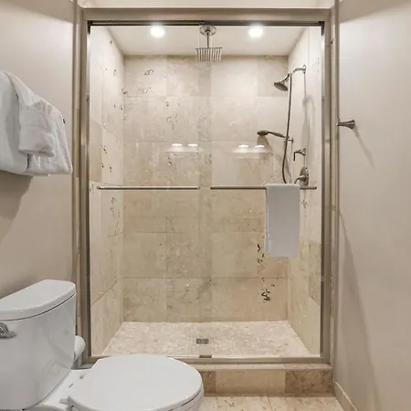 2 Bedroom Elegant In Downtown *