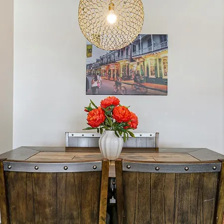 2 Bedroom Elegant In Downtown *
