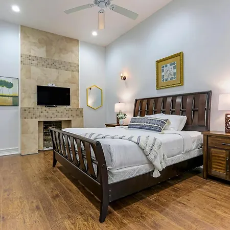 Spacious 3br In Downtown Apartment *