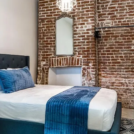3bd / 6 Guests / Phenomenal Location Apartment *