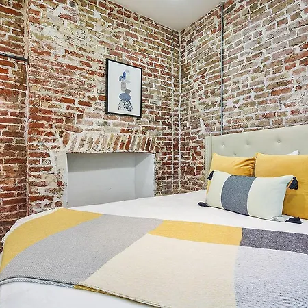 3bd / 6 Guests / Phenomenal Location Apartment