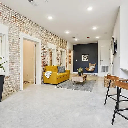 3bd / 6 Guests / Phenomenal Location Apartment