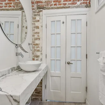 3bd / 6 Guests / Phenomenal Location Apartment