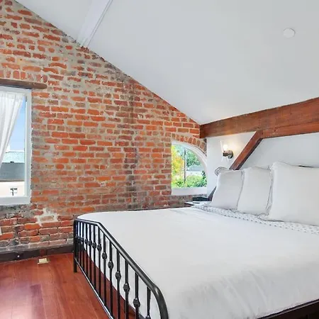 Apartment Fab 1838 Garden District 5br With Parking And Balcony New Orleans