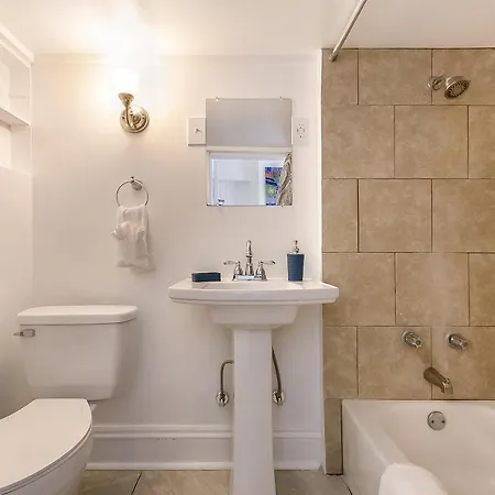 Uptown Spacious 4bd/3ba With Historic Charm