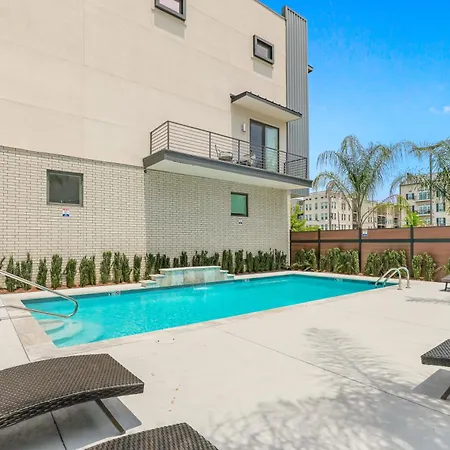 Townhouse Near Attractions *