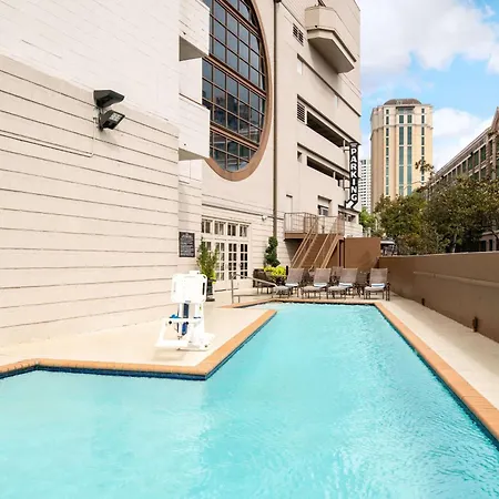 Hotel Embassy By Hilton Convention Center 3*