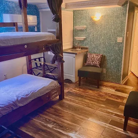 Madame Isabelle's House Hostel