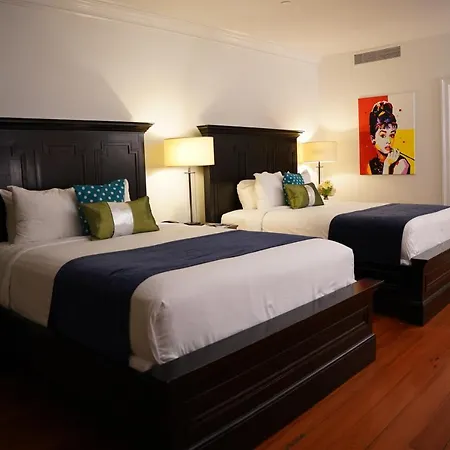 Royal Frenchmen And Bar Hotel 4*