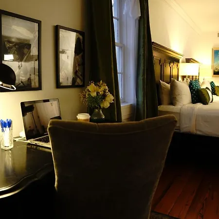 Royal Frenchmen And Bar Hotel 4*