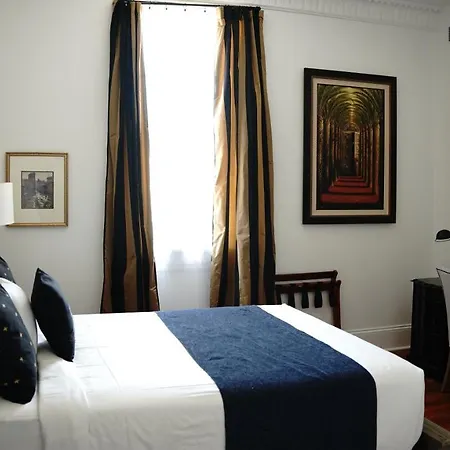 Royal Frenchmen And Bar Hotel