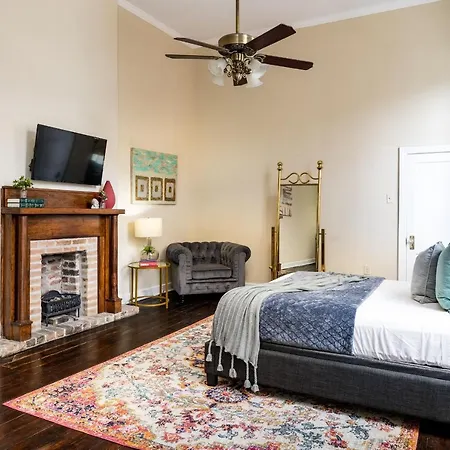 Bourbon Street Hotel *