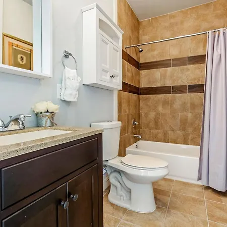 Stunning Near French Quarter Apartment