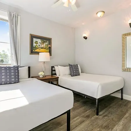 Stunning Near French Quarter Apartment *