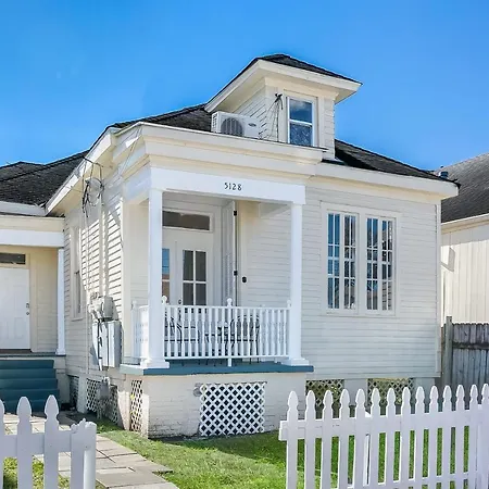 Uptown Spacious 4bd/3ba With Historic Charm Holiday home