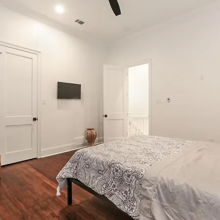 Canal Street Mansion Sleeps 15 * New Orleans