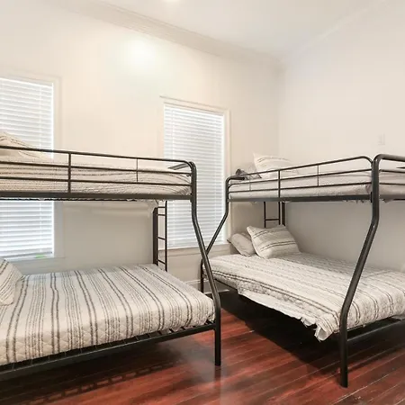 Canal Street Mansion Sleeps 15 *